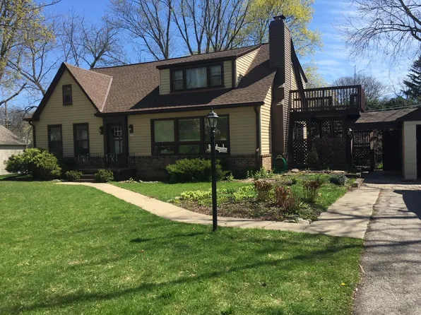 1242 N 123rd St, Wauwatosa, WI 53226