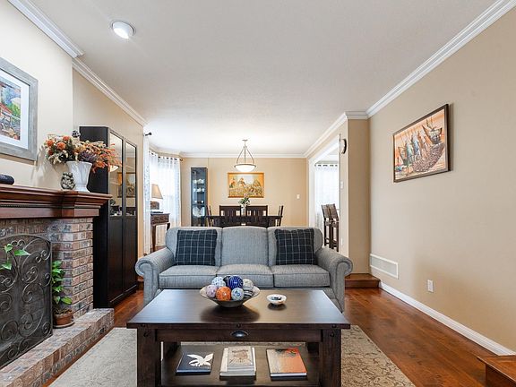 5th image of 10779 Fraserglen Dr