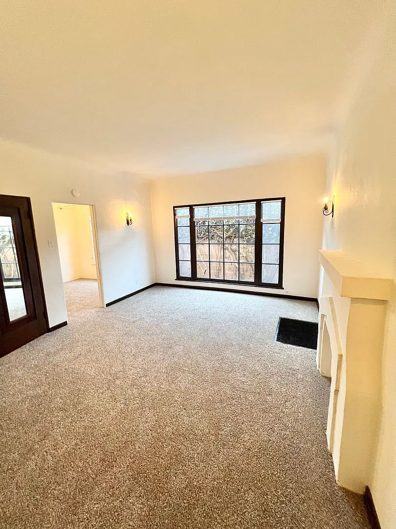 Charming Vintage 1BD/1BA Upstairs Corner Unit Near 7th Street | On-Site Laundry — Photo 3