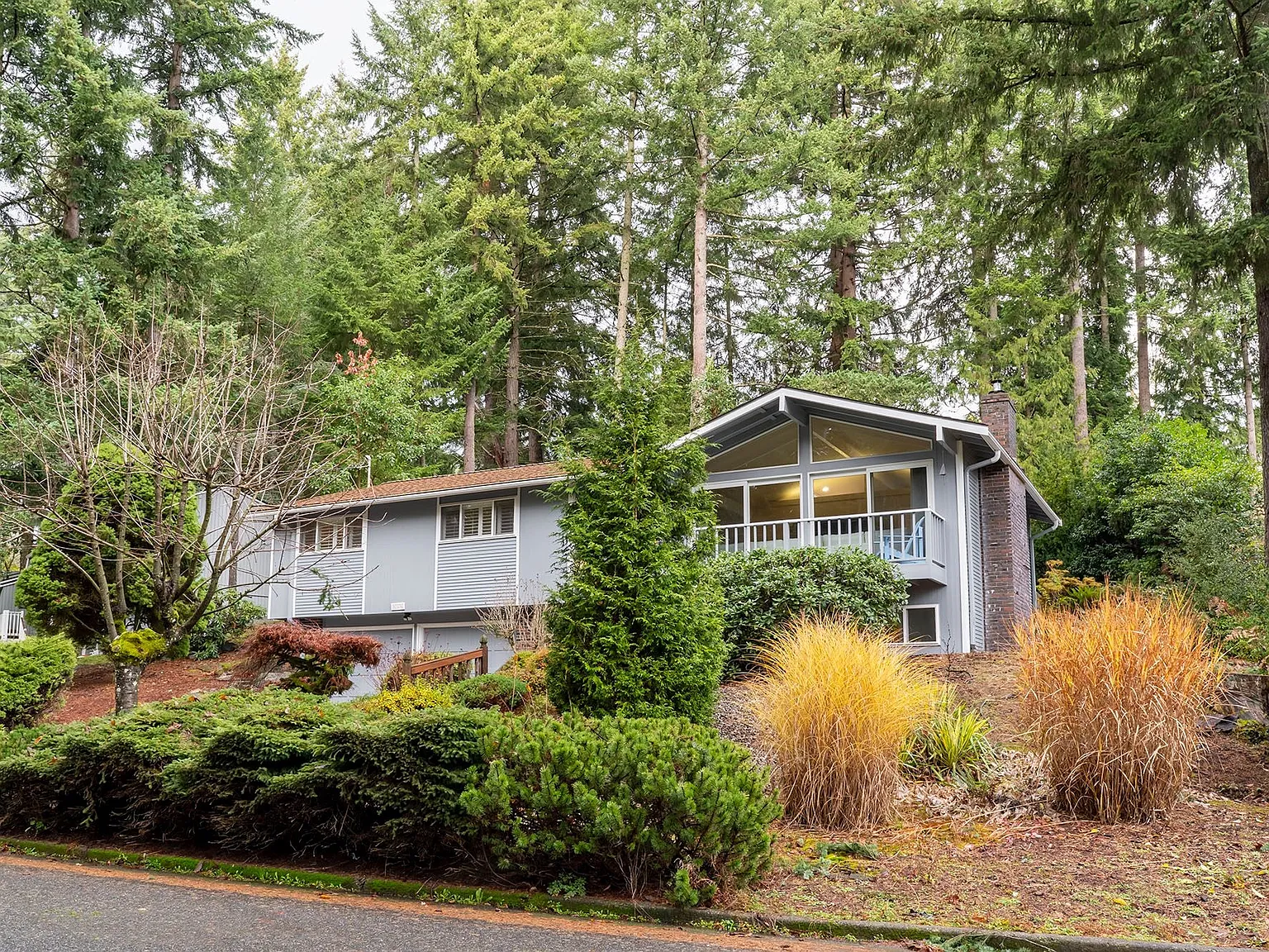 4 bed, 2330 sqft, $5,299 — Photo 4