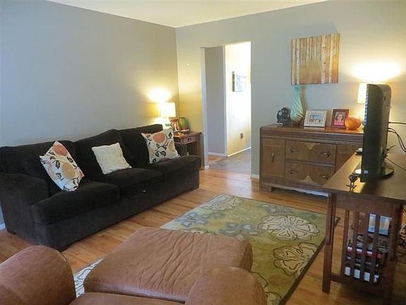 3rd image of 805 Knollwood Ct