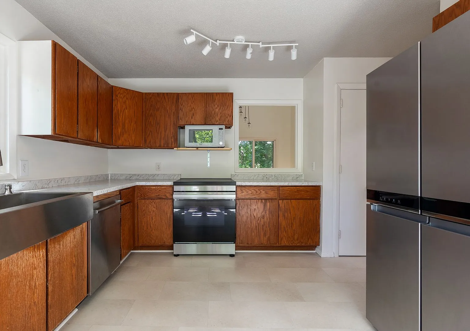 Vaulted Ceilings, Skylights & Wood-Burning Fireplace in Pittsboro — Photo 4