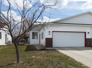 213 Suntree Ct, West Fargo, ND 58078