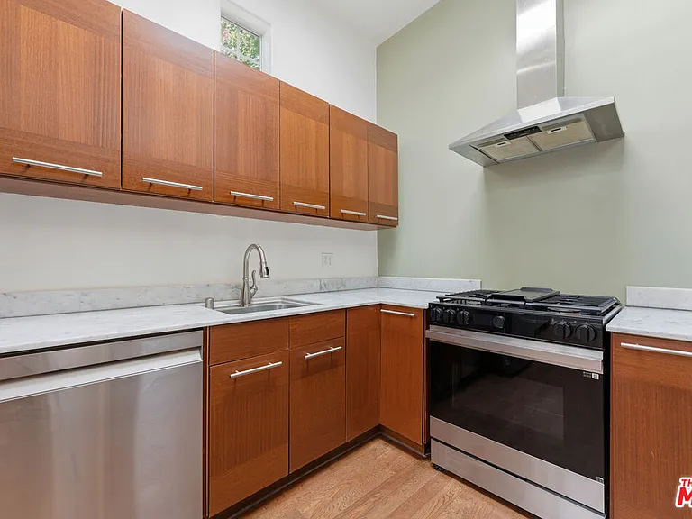 422 James St — Photo 11