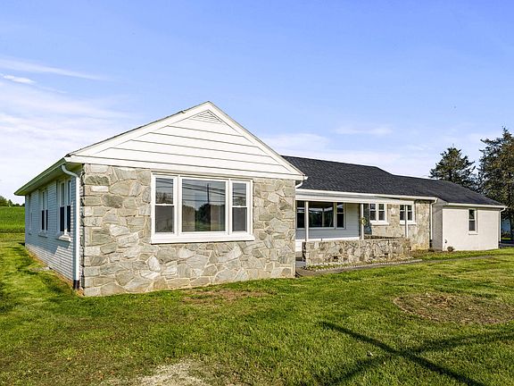 3rd image of 725 Marticville Rd