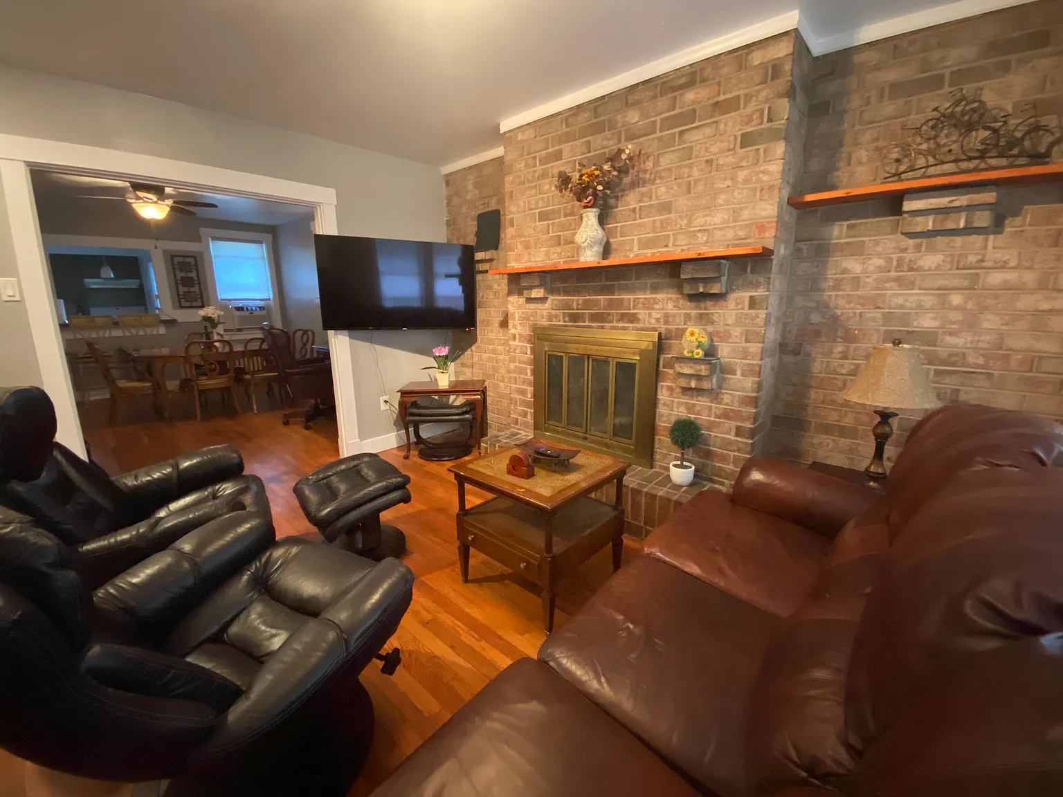 3 bed, 1.5 bath, 1360 sqft, $2,500 — Photo 2
