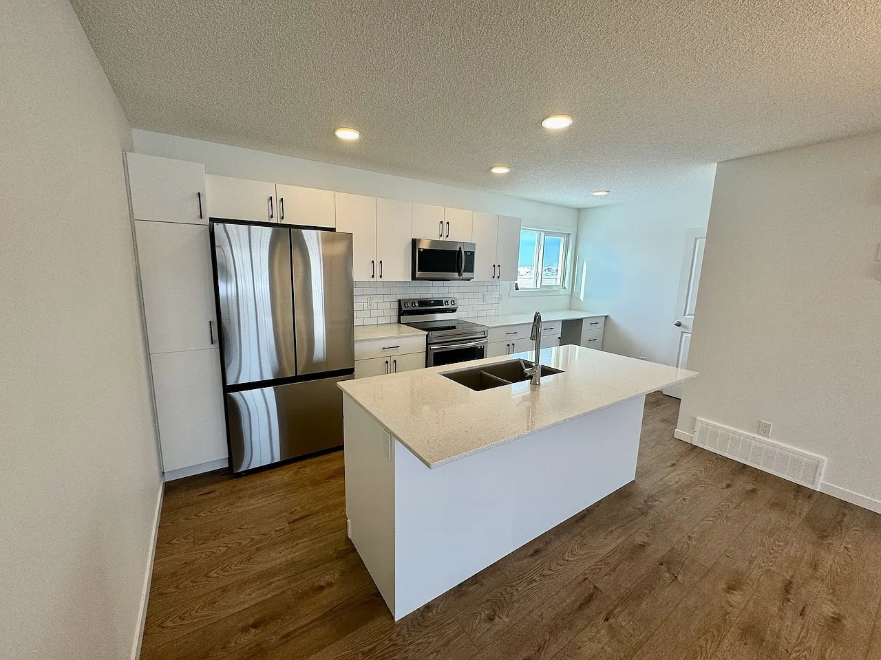 3 Bed 2.5 Bath Dbl Garage Townhouse Desrochers SW — Photo 3