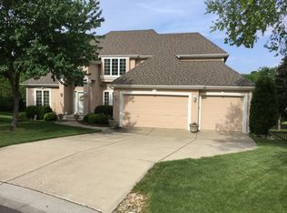 521 NE Oaks Ridge Dr, Lees Summit, MO 64064