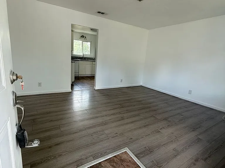 2976 Wright St — Photo 3
