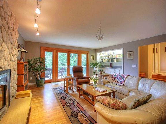 4th image of 4412 Green Cove St NW