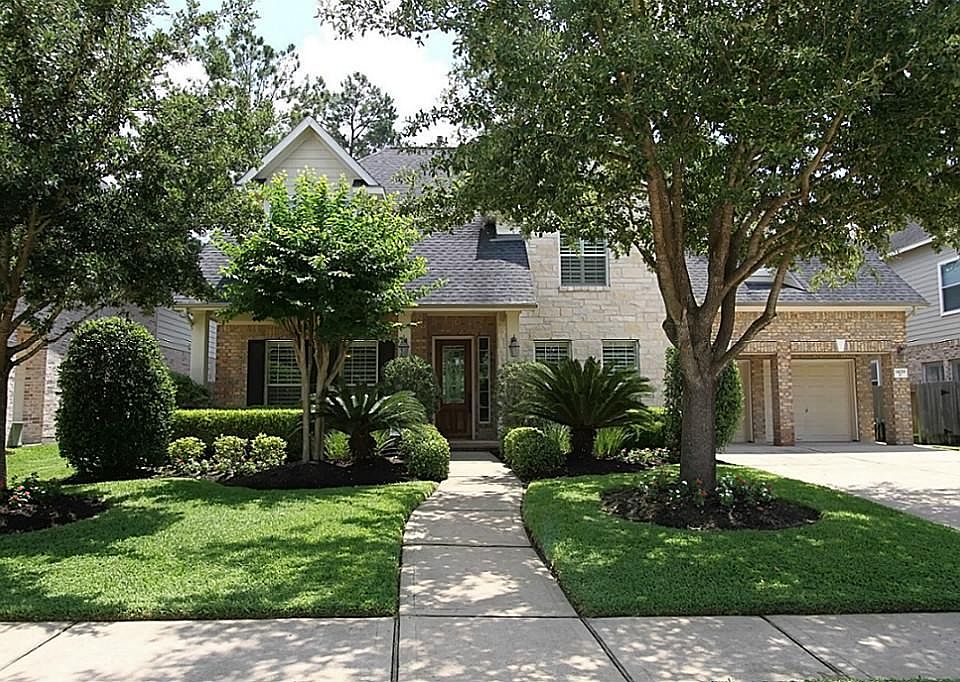 Gorgeous two story home located in the much desired neighborhood of Coles Crossing. Stone elevation 