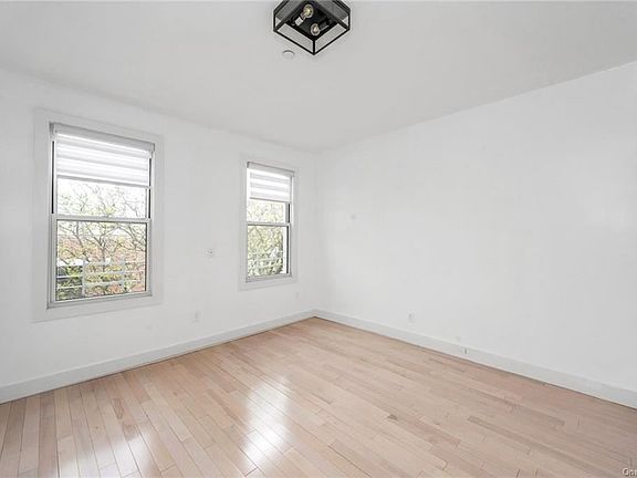 5th image of 132 Cortlandt St
