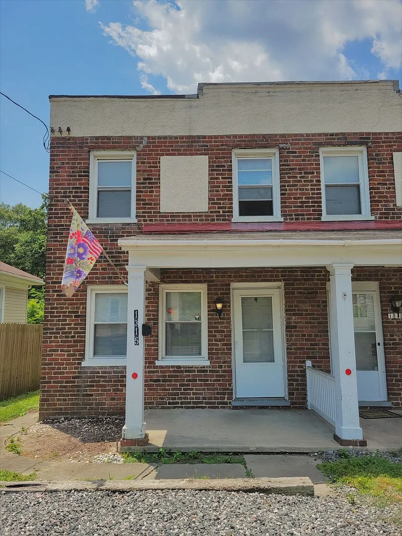 Brick Duplex with 3 bedrooms and 1 bath for rent. — Photo 1