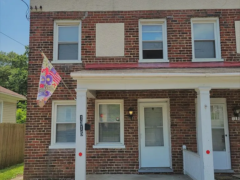 1315 Byron St — Photo 1
