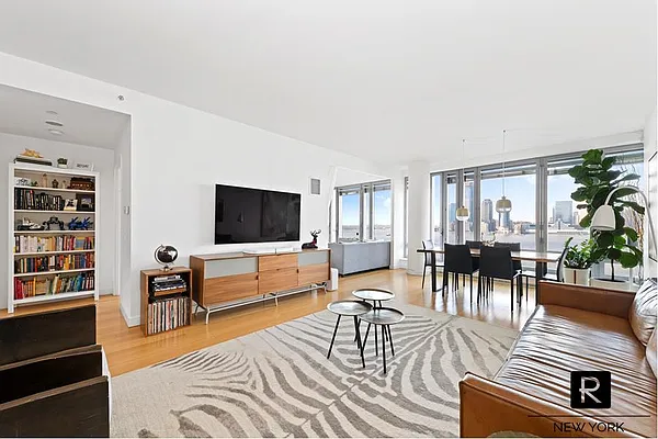 Sold by R New York | media 2
