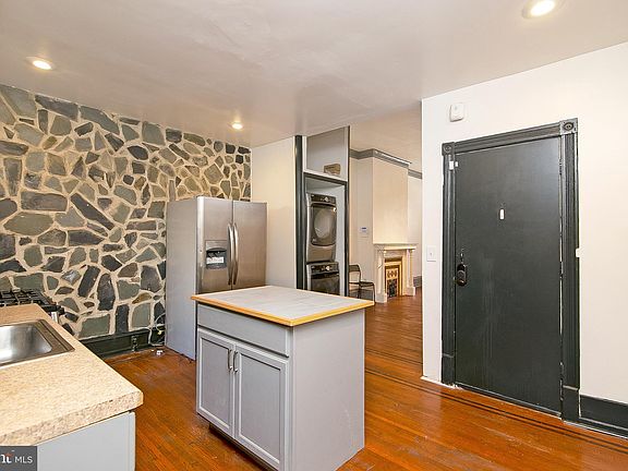3rd image of 1519 W Westmoreland St #1