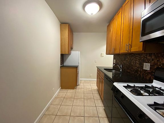 3rd image of 7 Laidlaw Ave APT 2