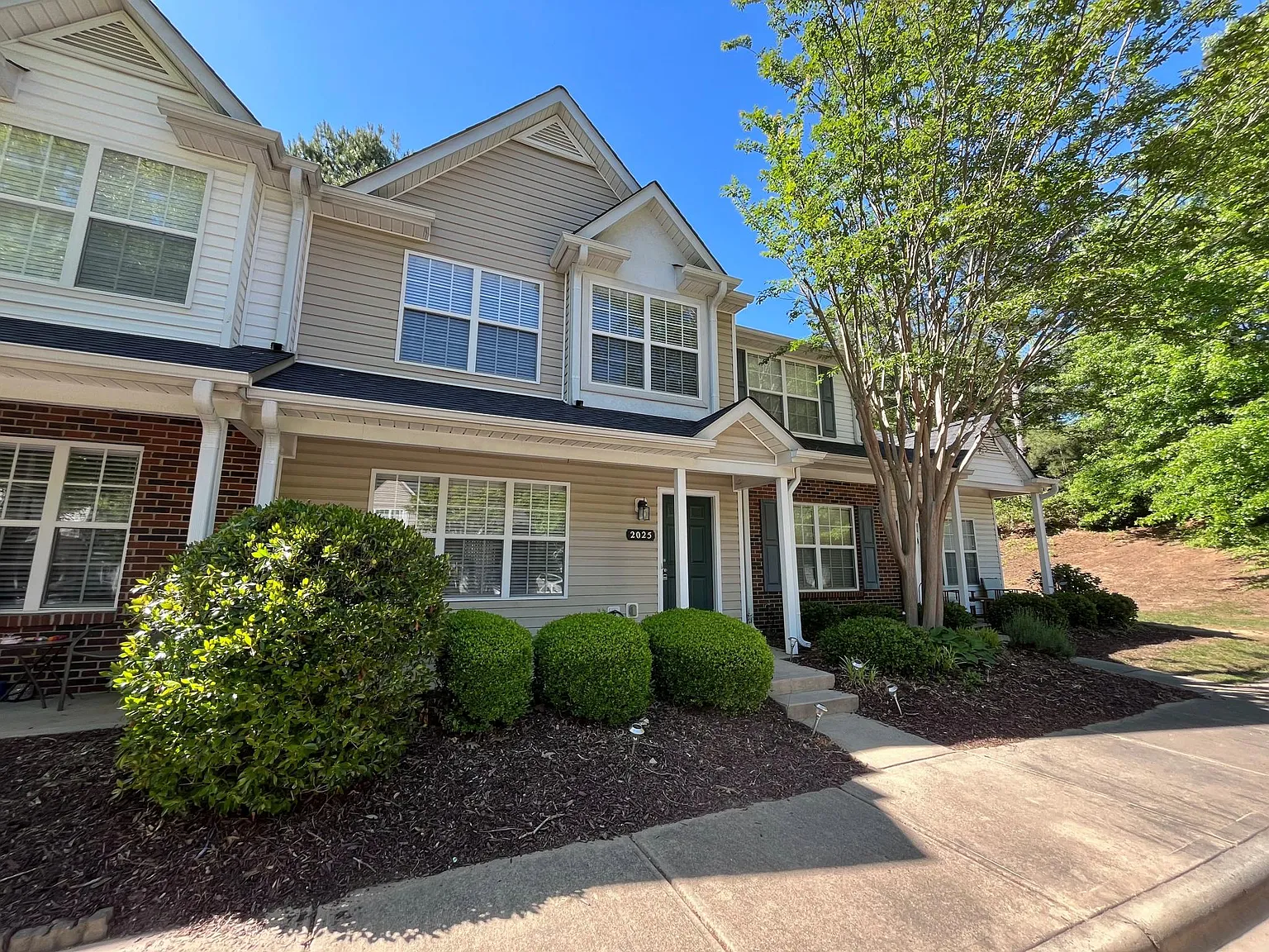 3 bed, 2.5 bath, 1558 sqft, $1,750 — Photo 2