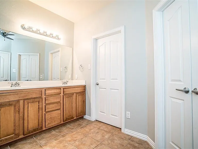 8720 Paradise Dr — Photo 4