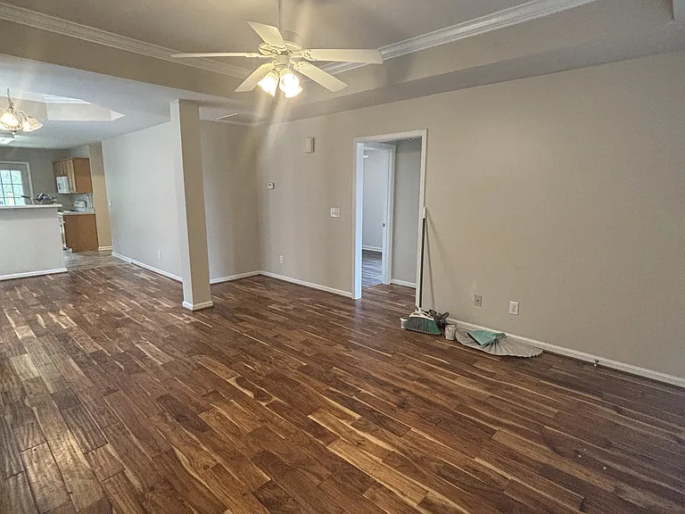 3021 Summit Dr — Photo 2