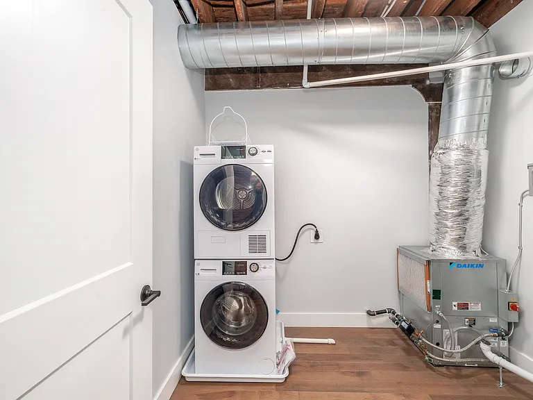 Hotel Street Apartments — Photo 18