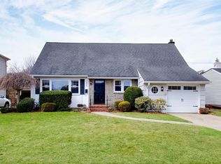 206 Brompton Rd, Garden City, NY 11530