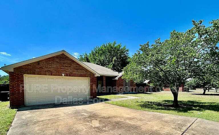 629 Madeline Ct — Photo 2