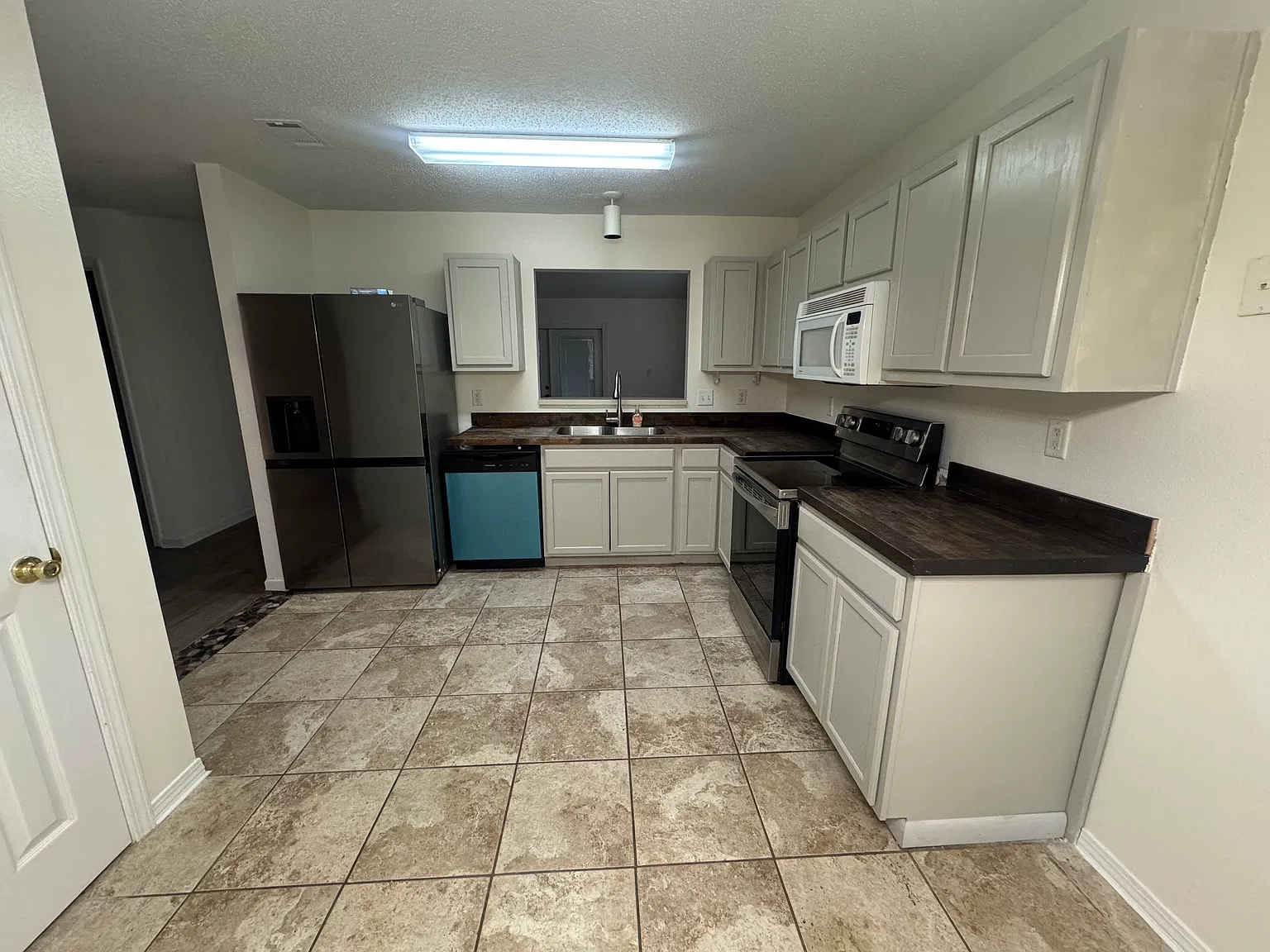 3 bed, 1426 sqft, $2,000 — Photo 3