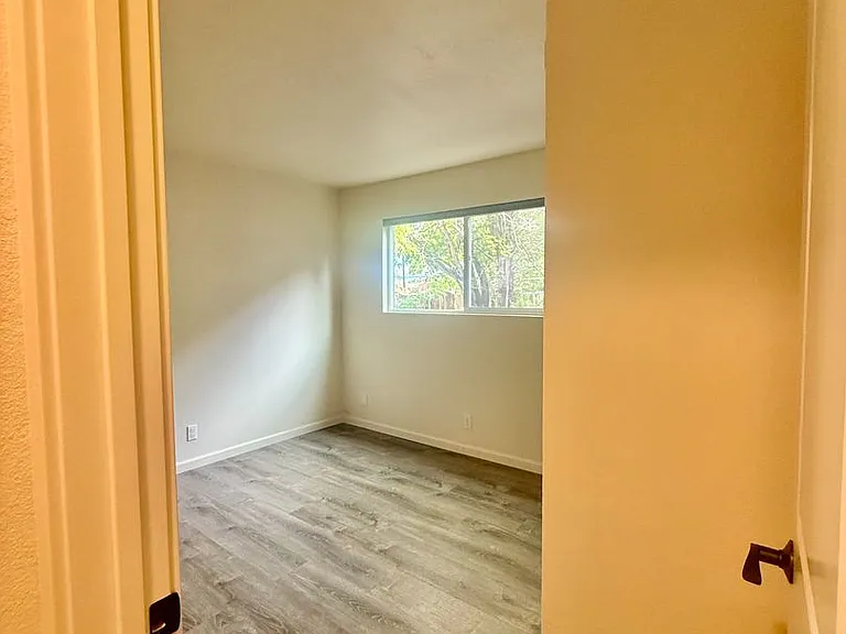 467 S Fowler St — Photo 4