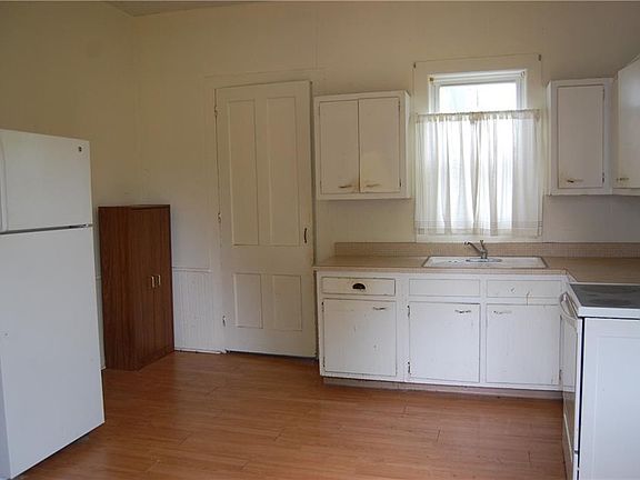 5th image of 304 N Portage St