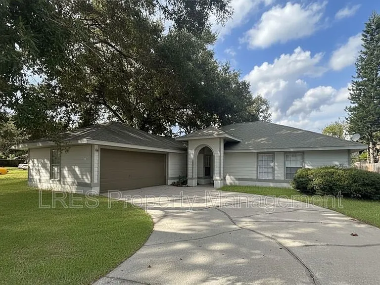 1004 Stout Ct — Photo 2