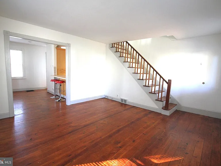 11-13 Hart Ave — Photo 2
