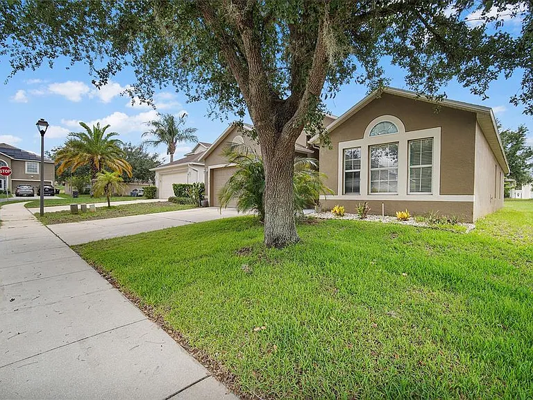 265 Jocelyn Dr — Photo 4
