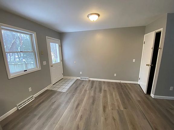 2nd image of 2 Country Acre Ln