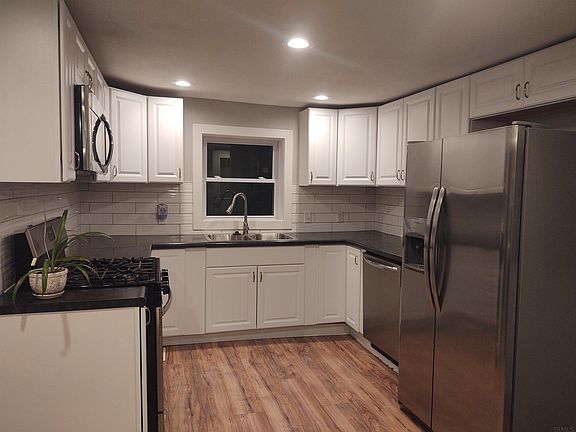 2nd image of 402 E Lincoln St