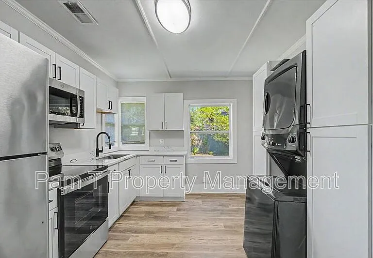 16 Helmken St — Photo 10