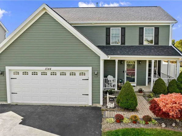 1544 Meadowbrook Ln, Farmington, NY 14425