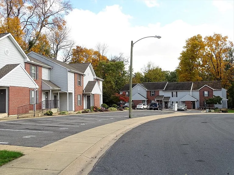 79 Hilldale Dr — Photo 2