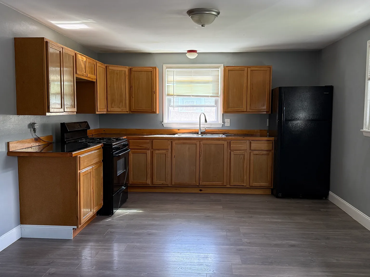 3 bed, 1200 sqft, $1,600 — Photo 2