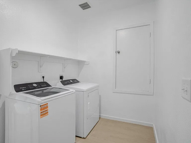 511 Louis Ln — Photo 30