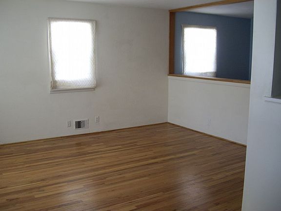 3rd image of 501 E Oak St