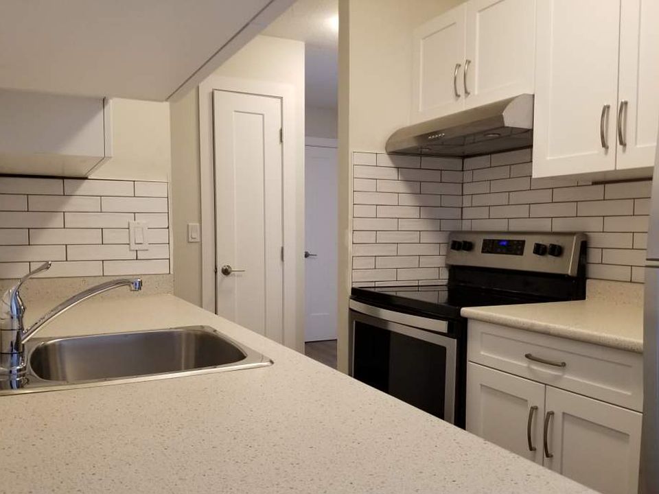 1st image of 900 Fairview Rd #1