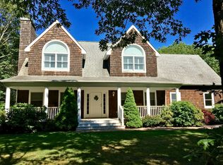 4 Bennett Dr, East Quogue, NY 11942