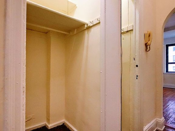 5th image of 11 Waverly Pl APT 10H