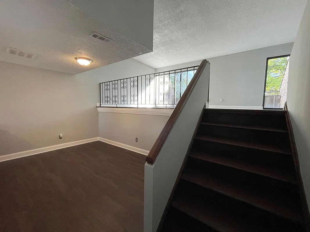 3 bed, 2.5 bath, 1305 sqft, $2,300 — Photo 2
