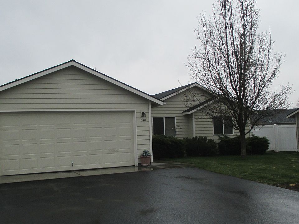 1st image of 832 NE Oak Pl