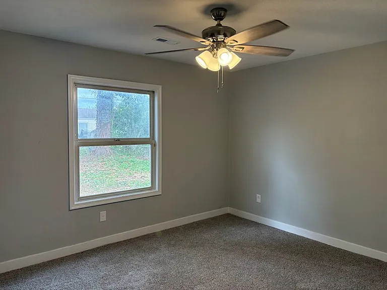 204 Greenwell Dr — Photo 3