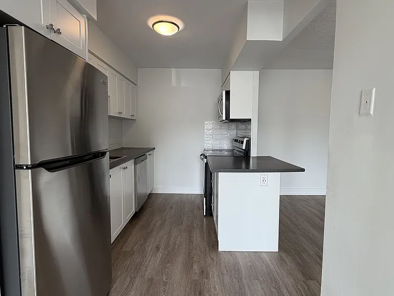 147 Wellington St W #202 — Photo 6