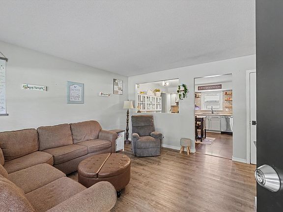 5th image of 1202 Robin Rd