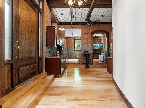 4th image of 429 N Franklin St #108